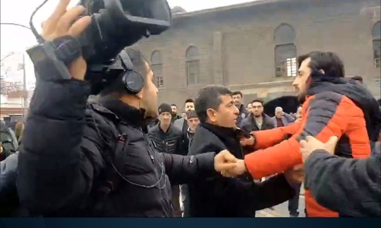 Rûdaw TV ekibine saldıran kişi hakkındaki takipsizlik kararı kaldırıldı, dava açıldı